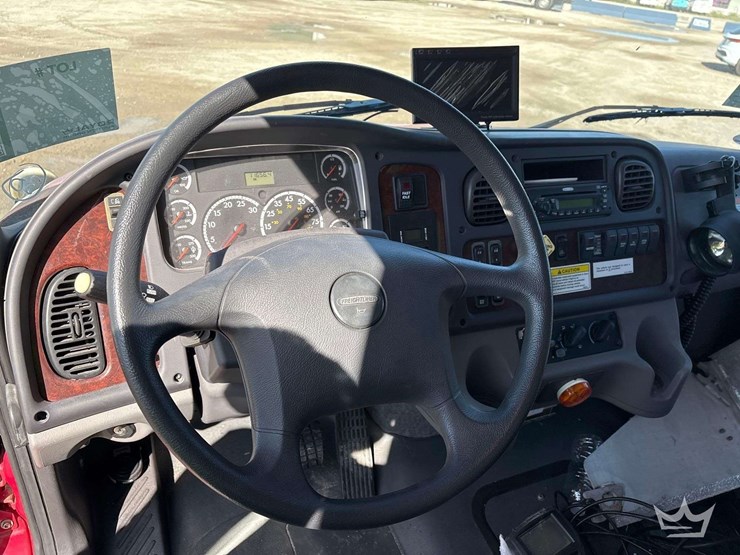 2007-freightliner-m2-106-image-56