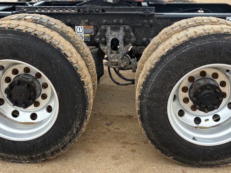 2019-peterbilt-579-image-14