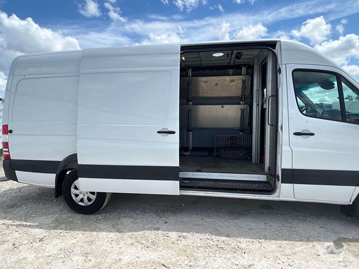 2016-mercedes-benz-sprinter-2500-image-29
