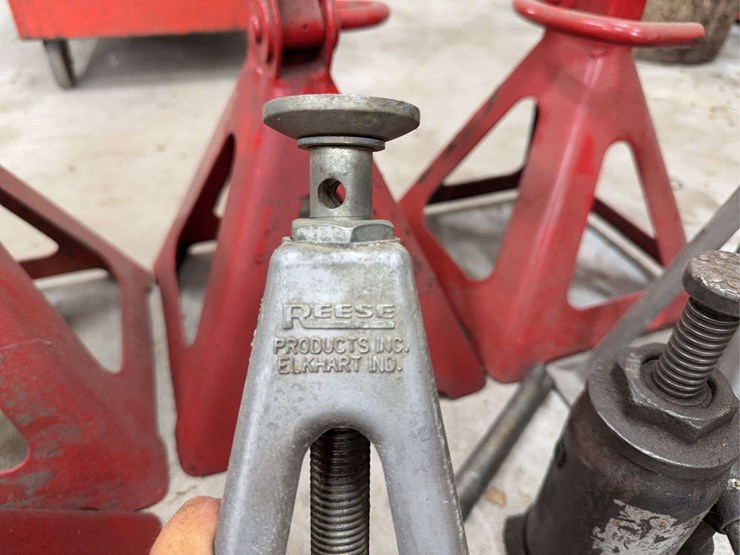 group-of-jack-stands-image-2