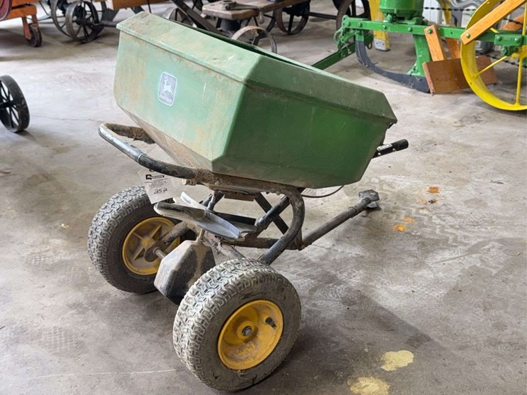 john-deere-ty24378-fertilizer-spreader-image-3