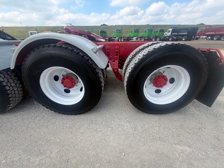 2011-kenworth-t800-image-18