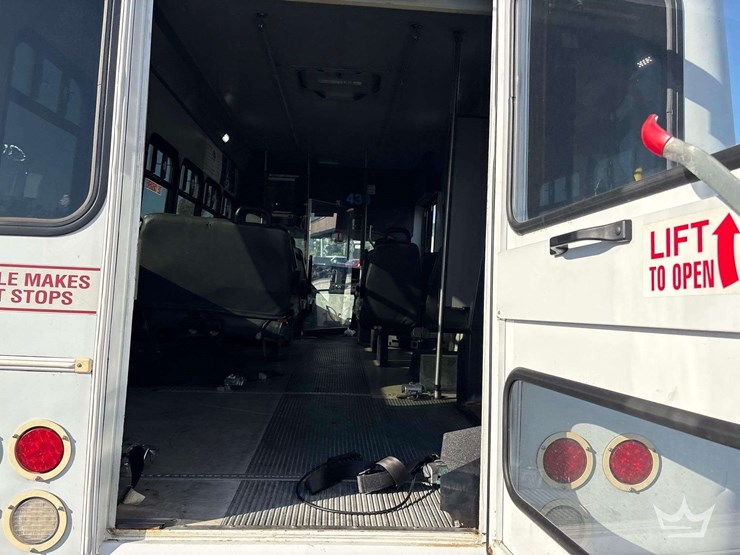 2014-chevrolet-express-shuttle-bus-image-16