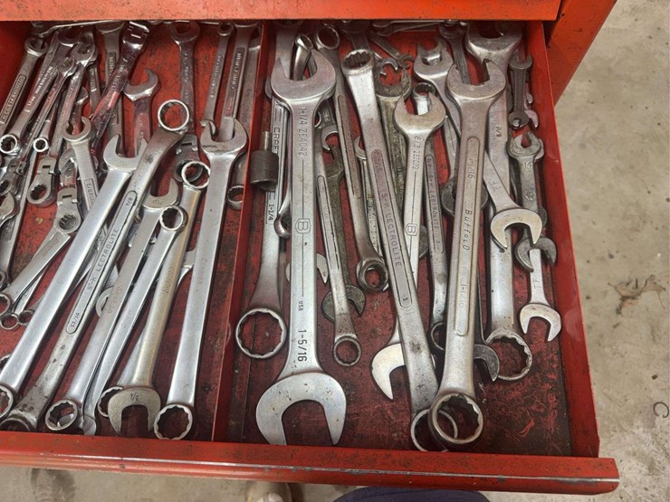 snap-on-tool-cabinet-with-assorted-tools-image-17
