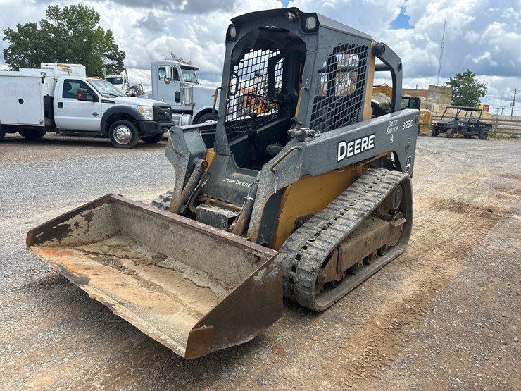 deere-323d-image-4