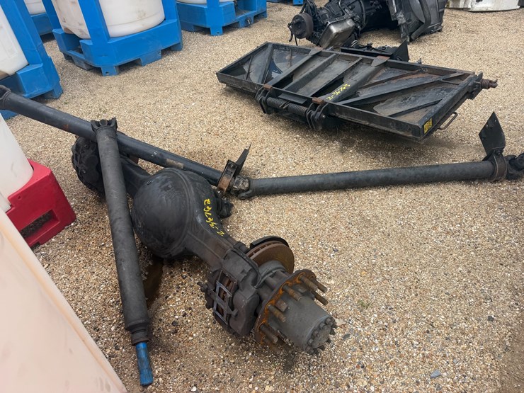 #1664-•-2006-toyota-hino-box-truck-rear-end-and-drive-shaft-image-2