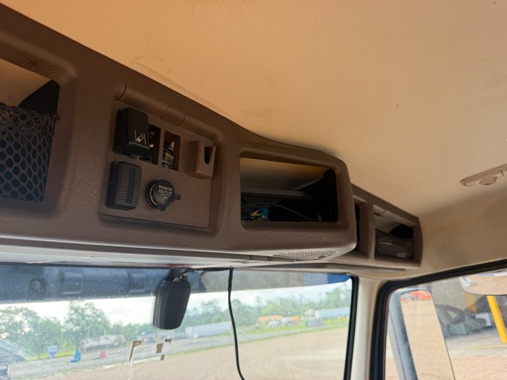 2018-volvo-vnl64t300-image-12