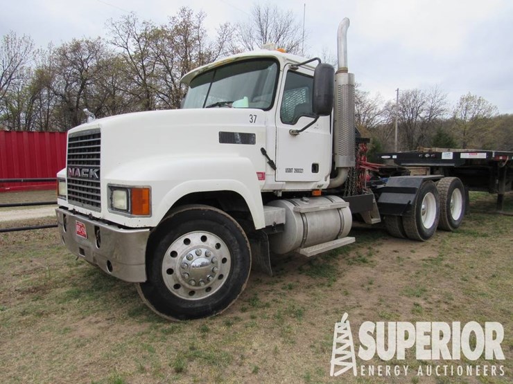 (x)-2006-mack-6-cyl-t/a-winch-vacuum-truck-tractor...-image-1