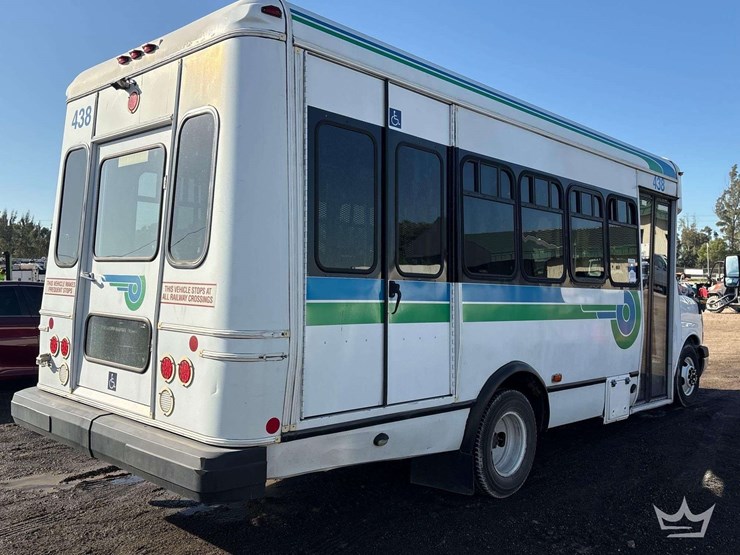2014-chevrolet-express-shuttle-bus-image-3