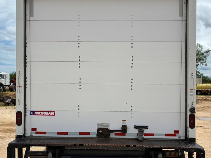 2019-isuzu-npr-image-5