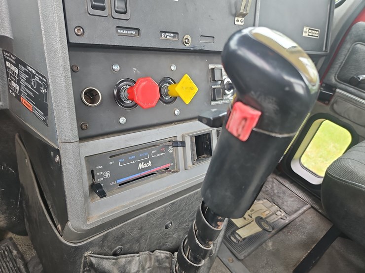2000-mack-ch613-image-29