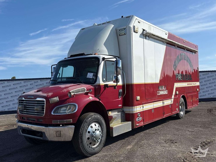 2007-freightliner-m2-106-image-1