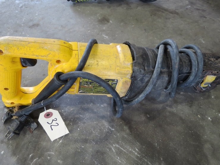 dewalt-dwe304-reciprocating-saw-image-1