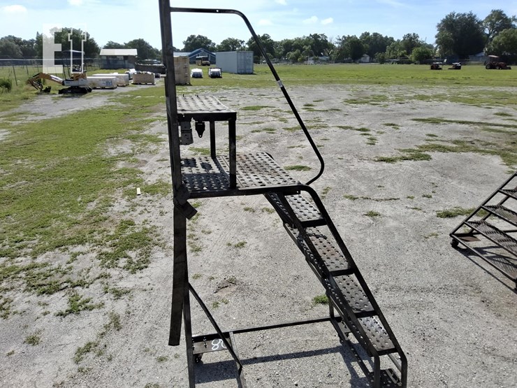 metal-stairway-w/wheels-image-3