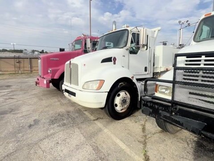 2010-kenworth-t370-image-1