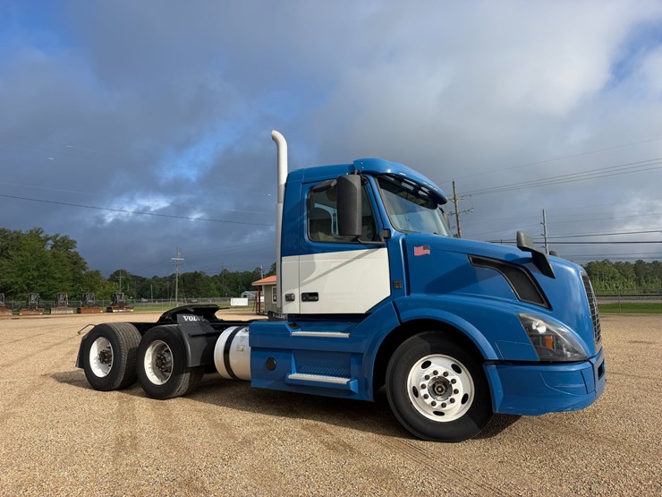 2018-volvo-vnl64t300-image-2