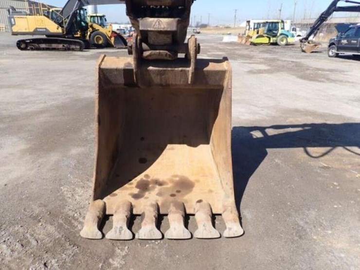 2017-deere-250g-lc-image-22