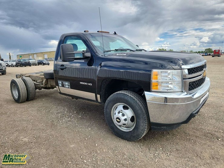 2012-chevrolet-silverado-3500-image-2