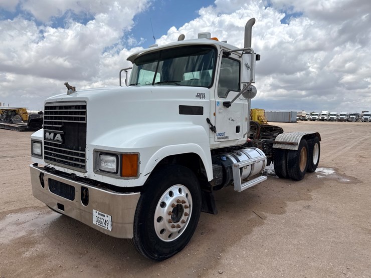2013-mack-pinnacle-chu613-image-1