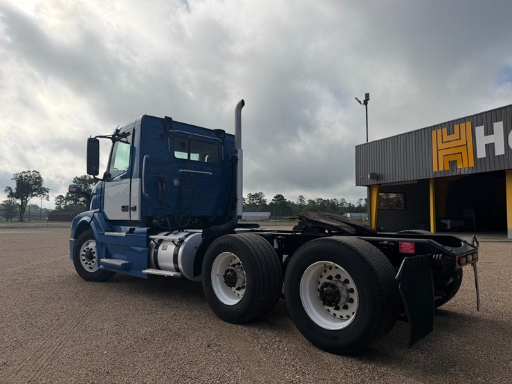 2018-volvo-vnl64t300-image-4