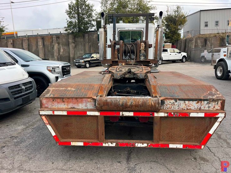2006-freightliner-fld120-image-2