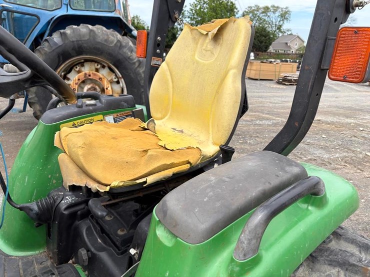 john-deere-3320-image-12