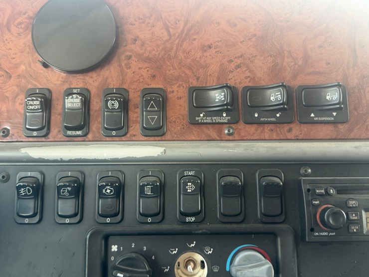 2009-peterbilt-387-image-13
