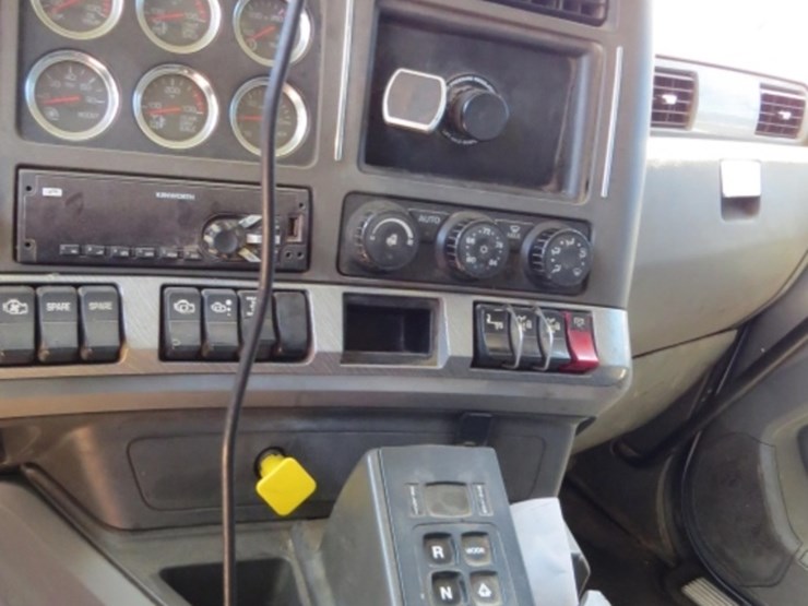 2017-kenworth-t880-image-18