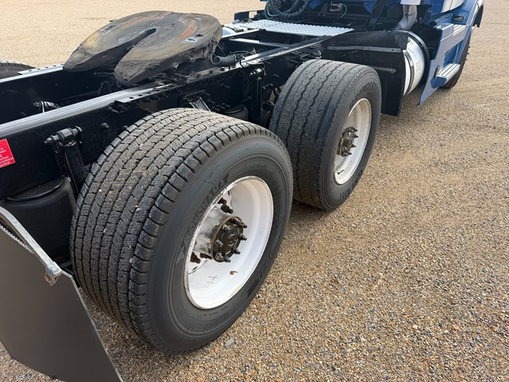 2018-volvo-vnl64t300-image-6