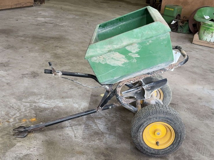john-deere-ty24378-fertilizer-spreader-image-1