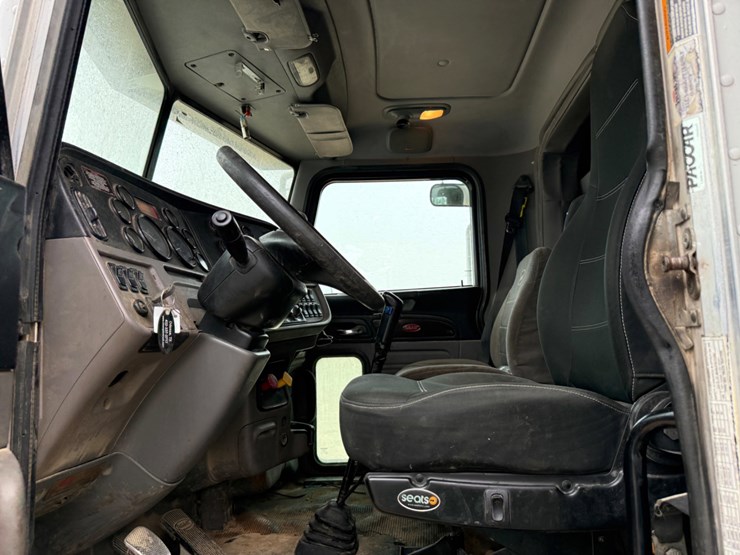 2013-peterbilt-367-image-22