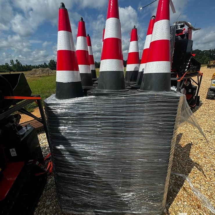 SET OF SAFETY TRAFFIC CONES