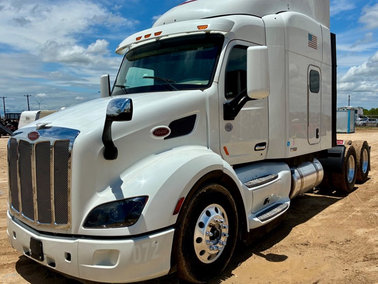 2019-peterbilt-579-image-1
