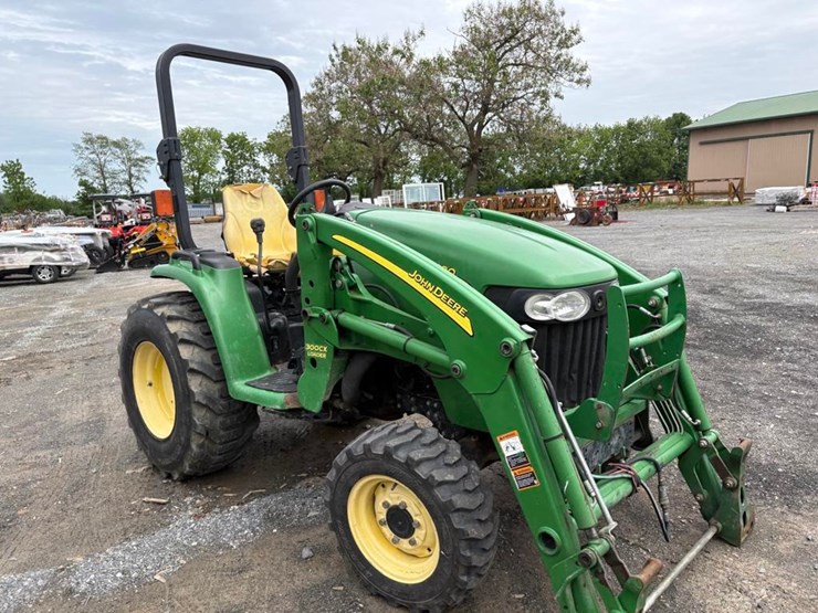 john-deere-3320-image-5