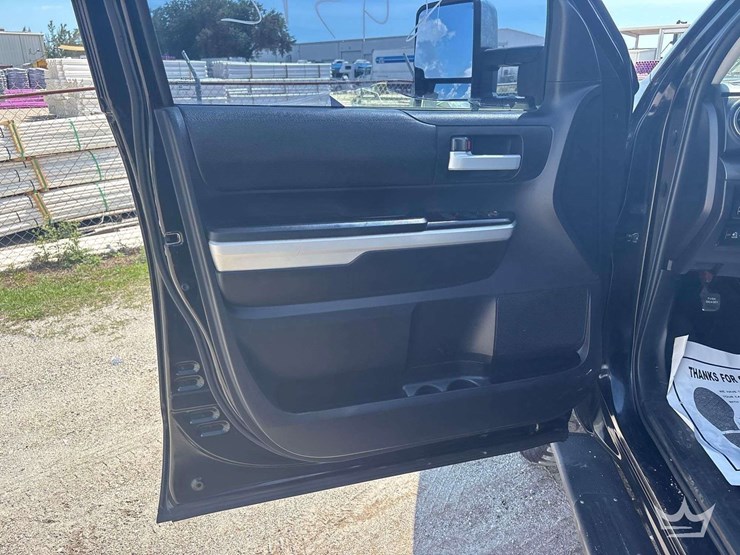 2016-toyota-tundra-image-8