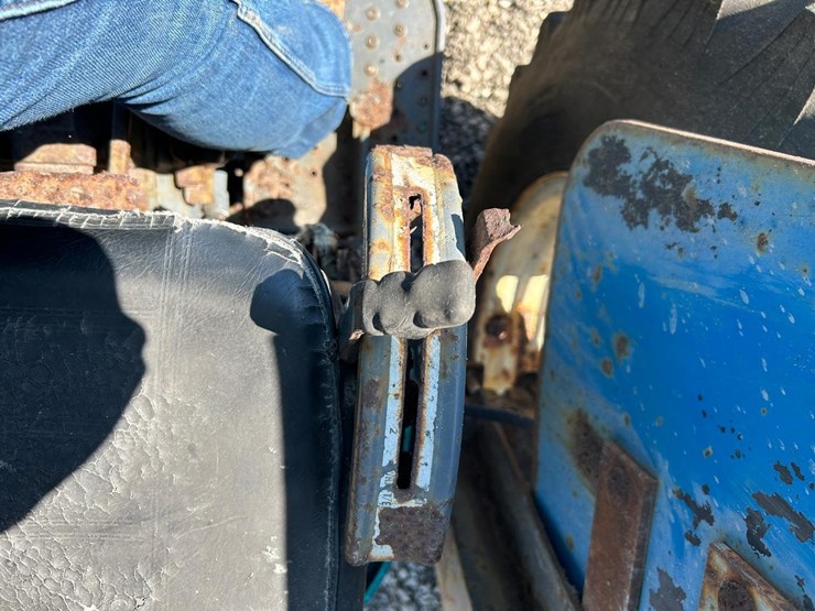 new-holland-3930-image-25