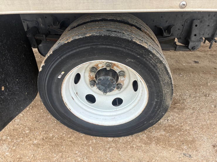 2019-isuzu-npr-image-13