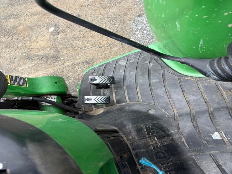 john-deere-3320-image-14