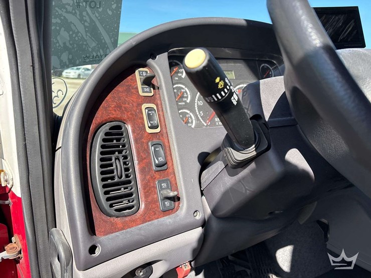 2007-freightliner-m2-106-image-55