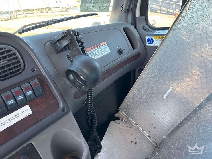 2007-freightliner-m2-106-image-59