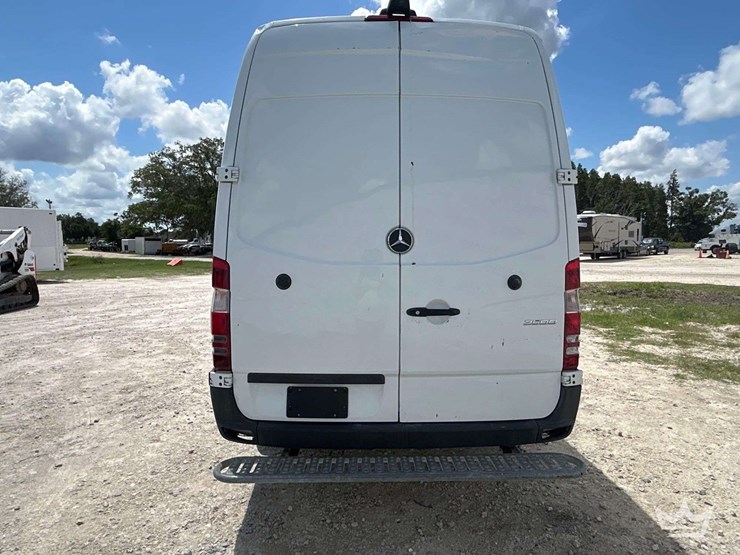 2016-mercedes-benz-sprinter-2500-image-22