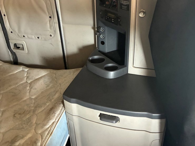 2019-peterbilt-579-image-11