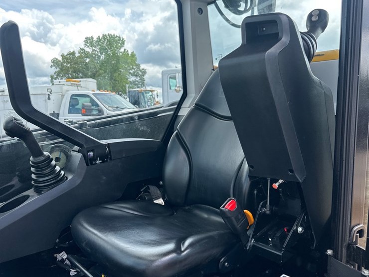 2025-jcb-3ts-8t-image-10