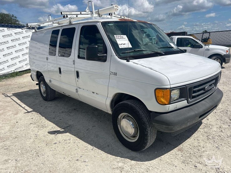 2005-ford-cargo-image-2