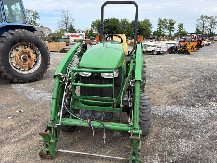 john-deere-3320-image-3