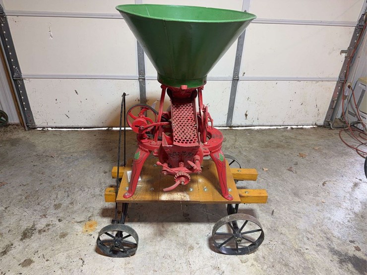 maple-leaf-jr.-grain-grinder-image-2