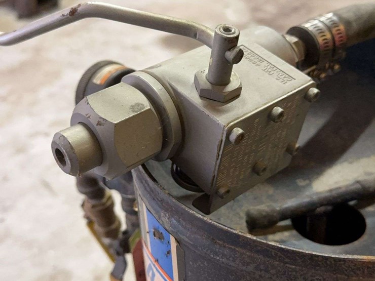 sandblasting-equipment-assortment:-central-pneumatic-cabinet-and-atd-blast-unit-image-12