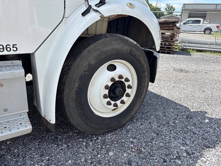 2020-freightliner-m2-106-image-11