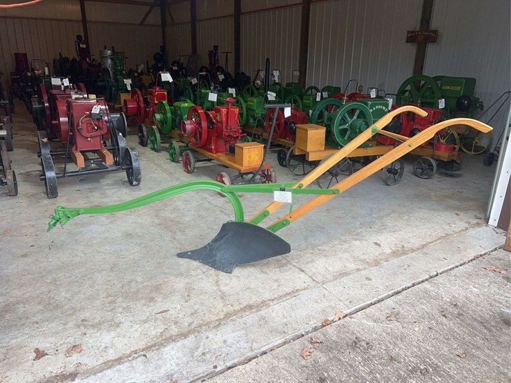 john-deere-right-hand-walking-plow-image-1