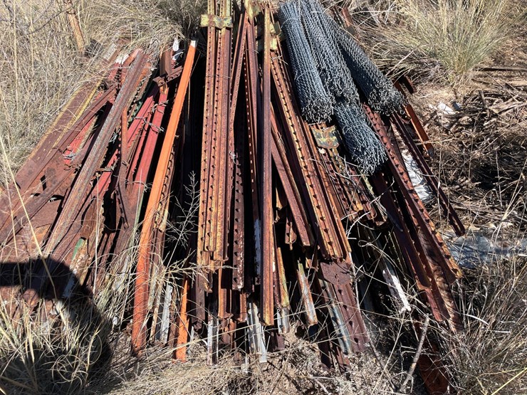 #1027-•-6'-t-posts-and-fence-staves-image-2
